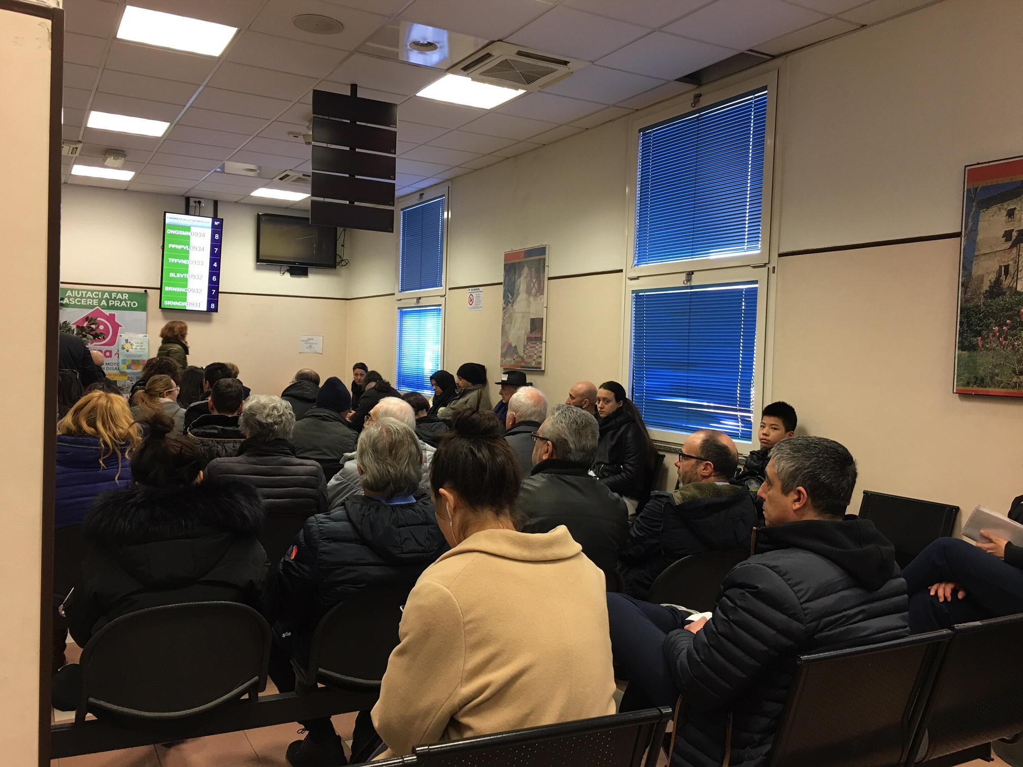 Utenti in attesa sabato scorso al centro Giovannini (foto Sproviero/Batavia)