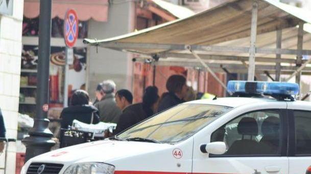 «Hai offeso mia madre». E lo bastona in piazza Cavallotti