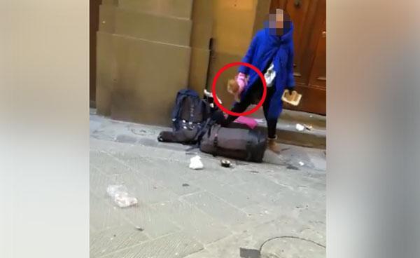 Cane maltrattato davanti alla polizia municipale - Video