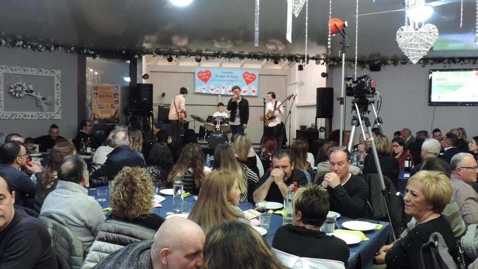 Un momento della serata di solidarietà all'Oasi al Lago di San Donato