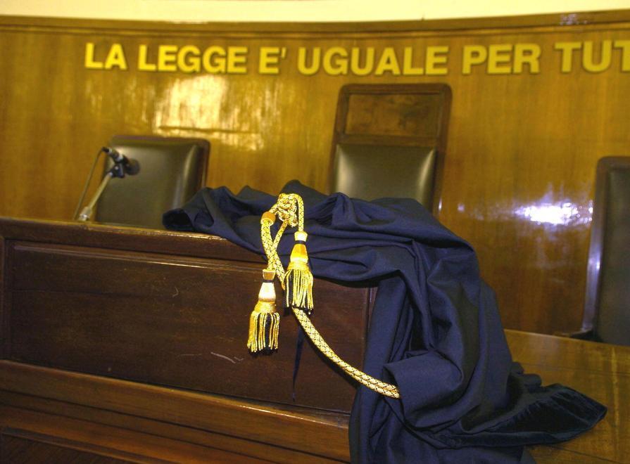 Si finge amico del figlio e truffa anziani 