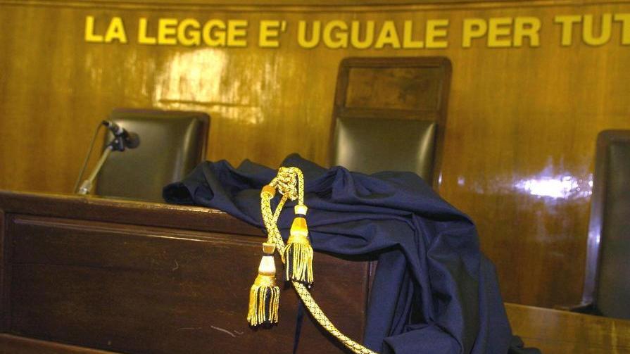 Si finge amico del figlio e truffa anziani