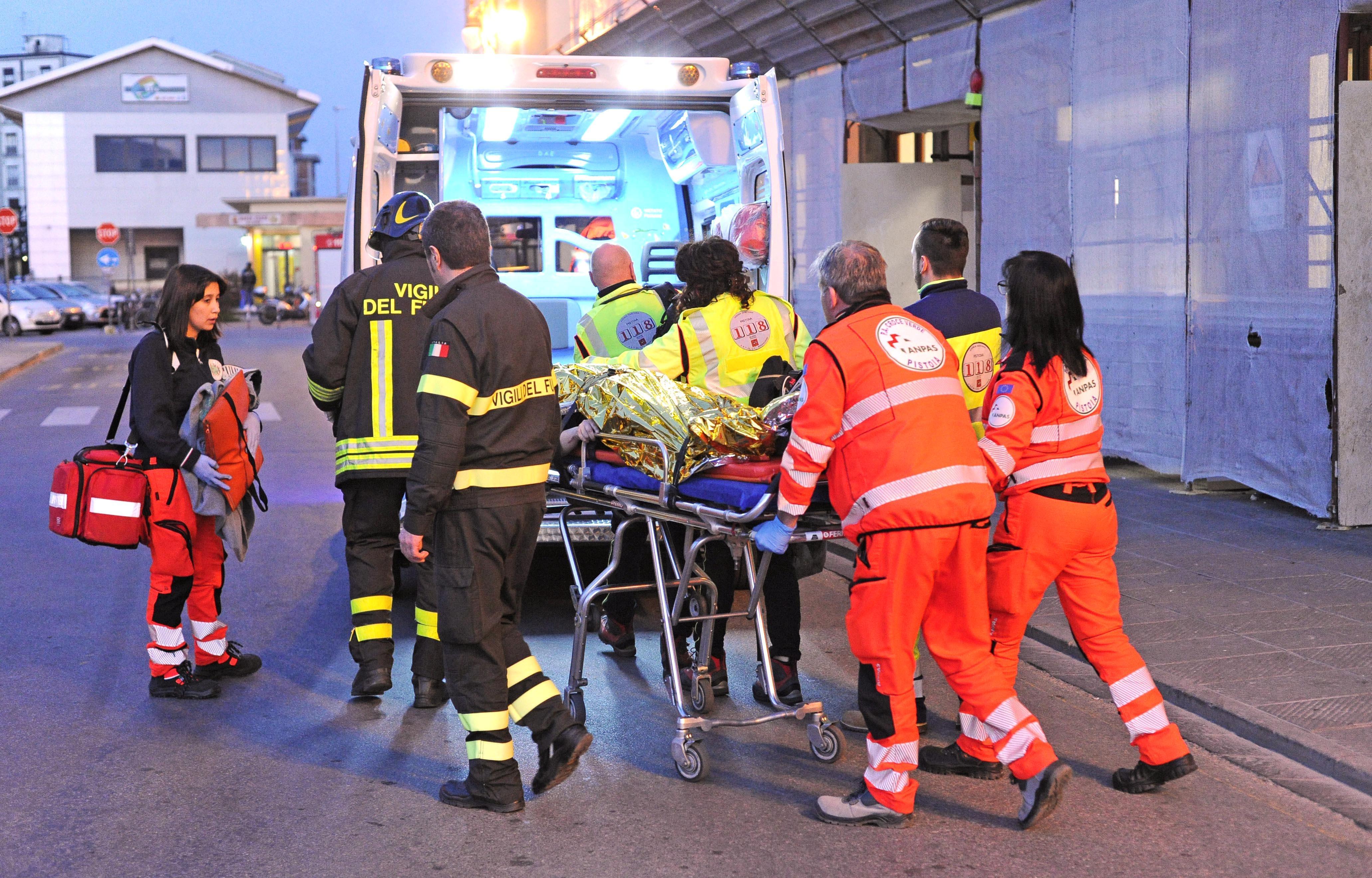 La donna è trasportata sull'ambulanza della Croce verde (foto Gori)