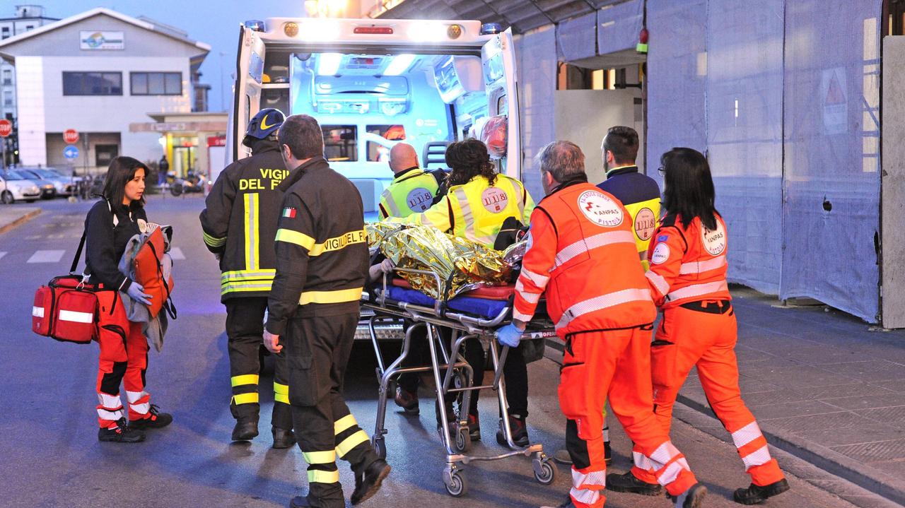 La donna è trasportata sull'ambulanza della Croce verde (foto Gori)