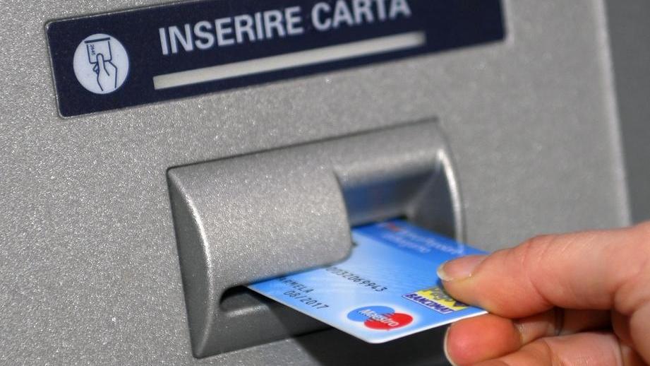 Ruba il bancomat e preleva 250 euro: denunciato 35enne