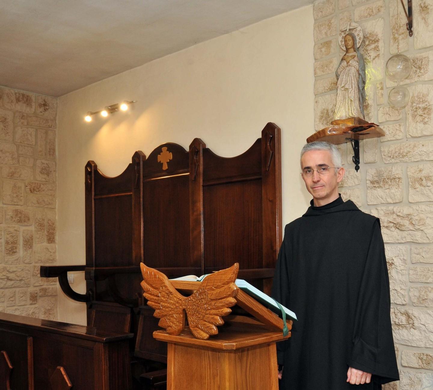 Padre Massimo, tra silenzio e social a cercare risposte 