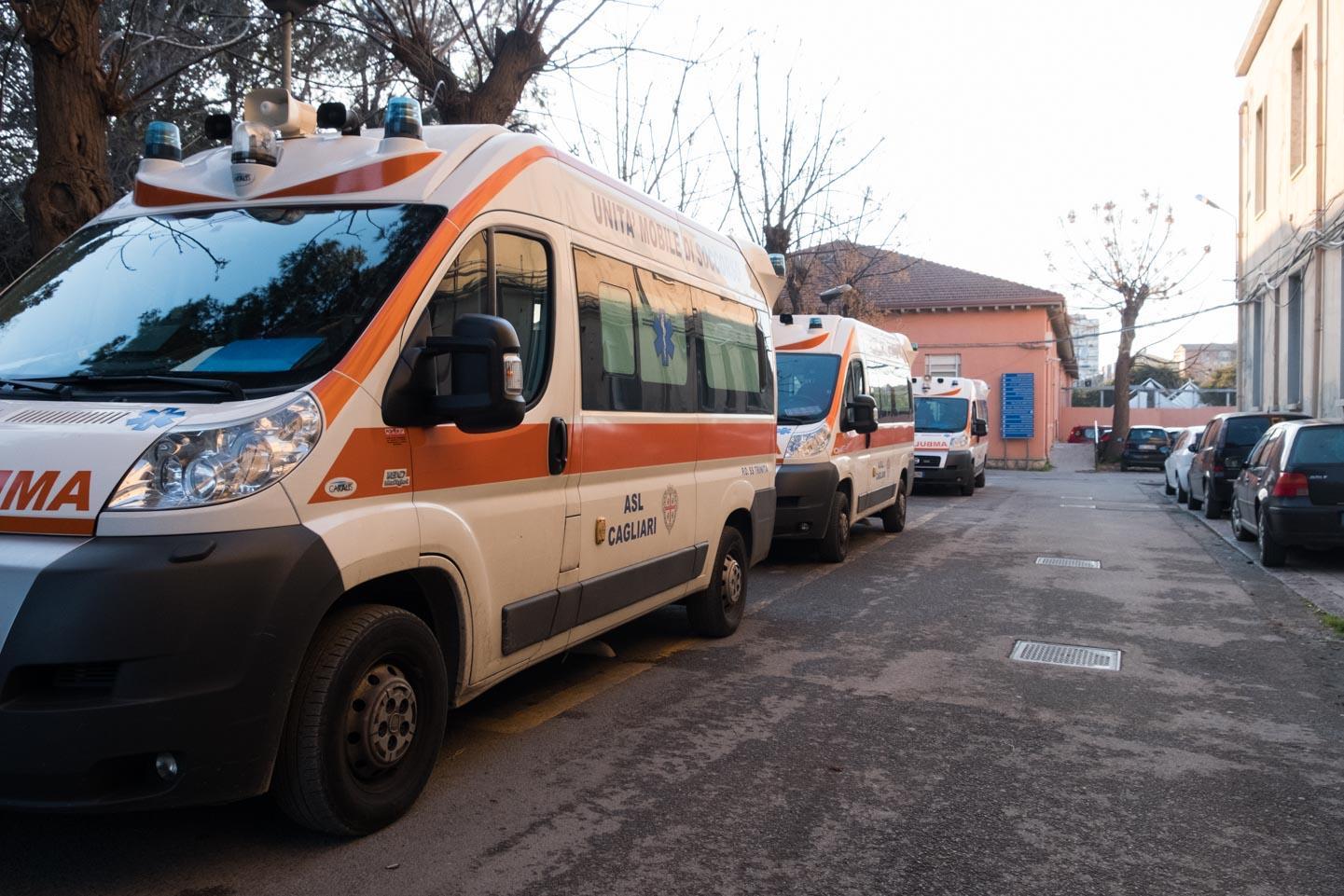 Ambulanze davanti al reparto Infettivi del Santissima Trinità a Cagliari (foto Mario Rosa)