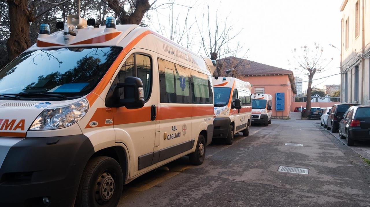 Ambulanze davanti al reparto Infettivi del Santissima Trinità a Cagliari (foto Mario Rosa)