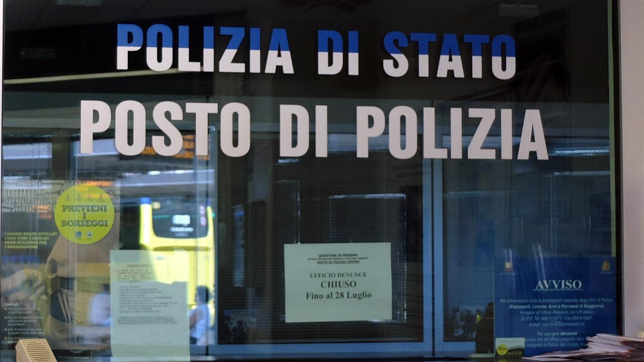 Alla stazione dei bus di Modena il posto “disintegrato” di polizia