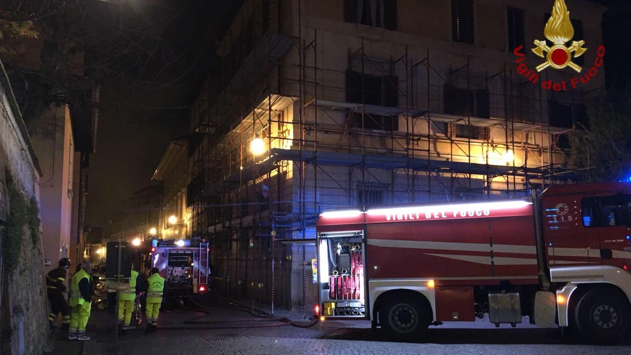 Brucia una palazzina: muore un uomo, grave la moglie. C'è un'altra ferita - Video