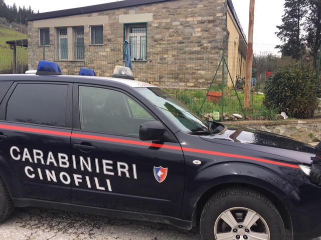 I carabinieri davanti al centro profughi di Martignana
