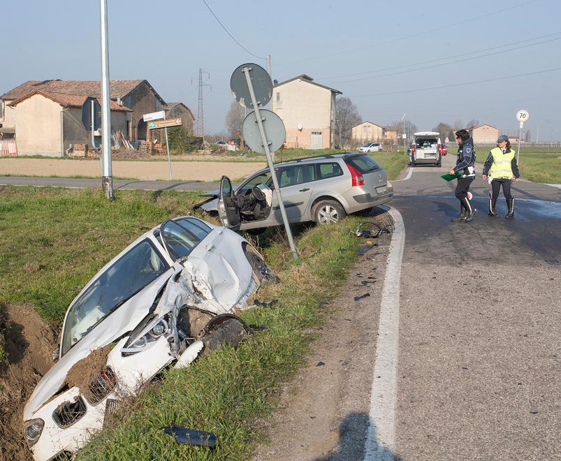 Schianto, vigili accudiscono bimbo 