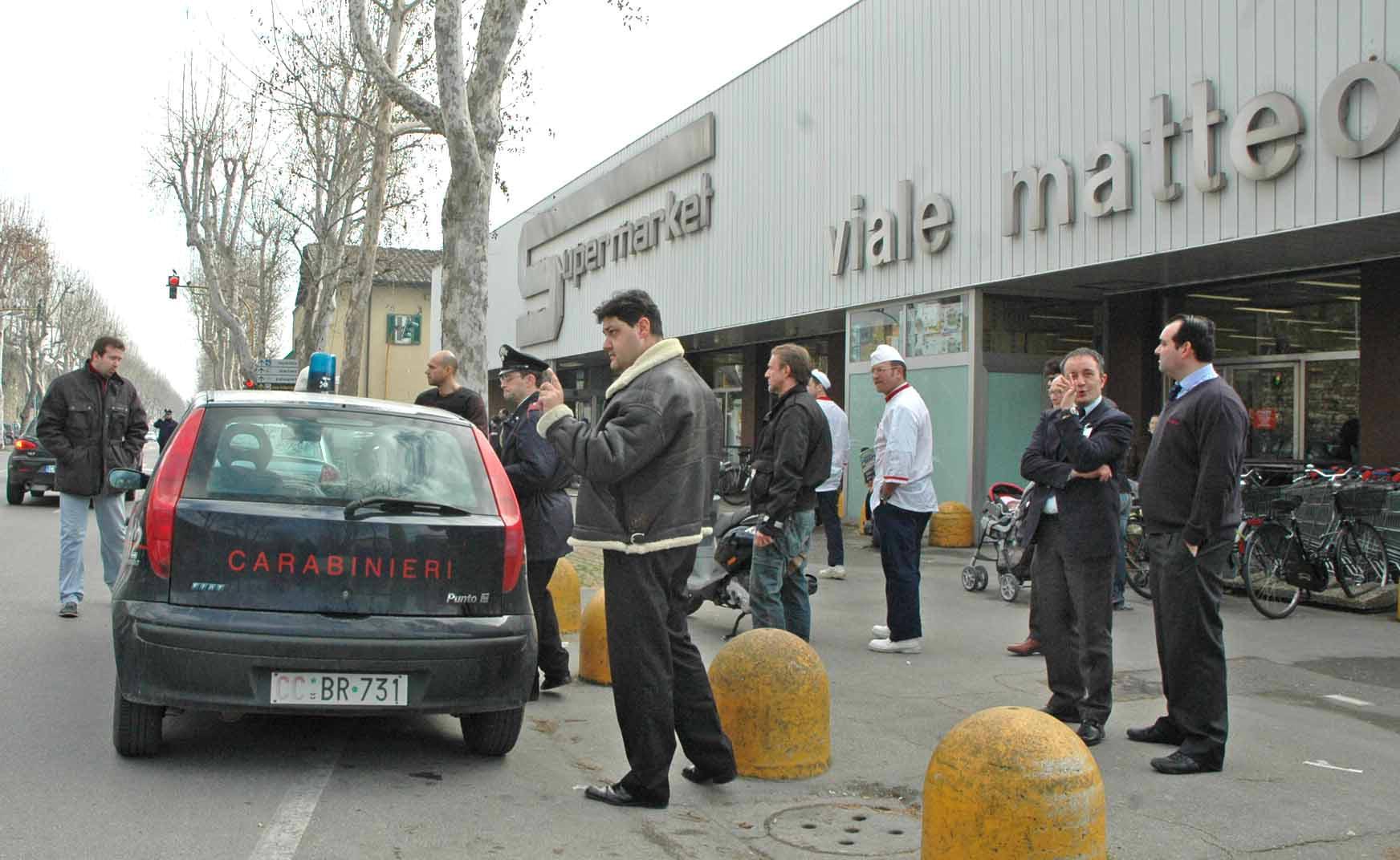 Carabinieri davanti all'Esselunga di viale Matteotti (Foto Archivio)