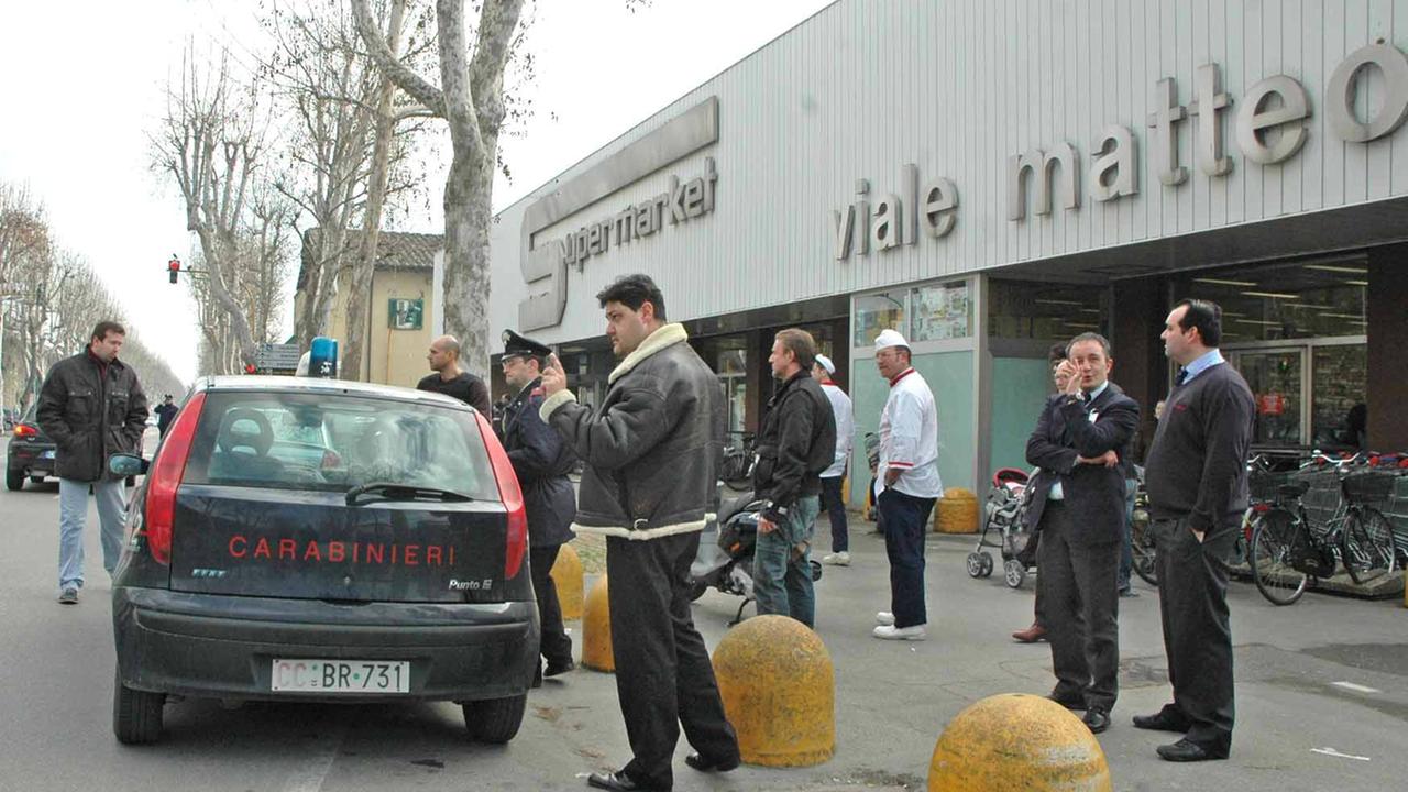 Carabinieri davanti all'Esselunga di viale Matteotti (Foto Archivio)