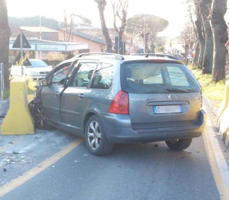 Schianto in auto contro i blocchi prima del ponte 