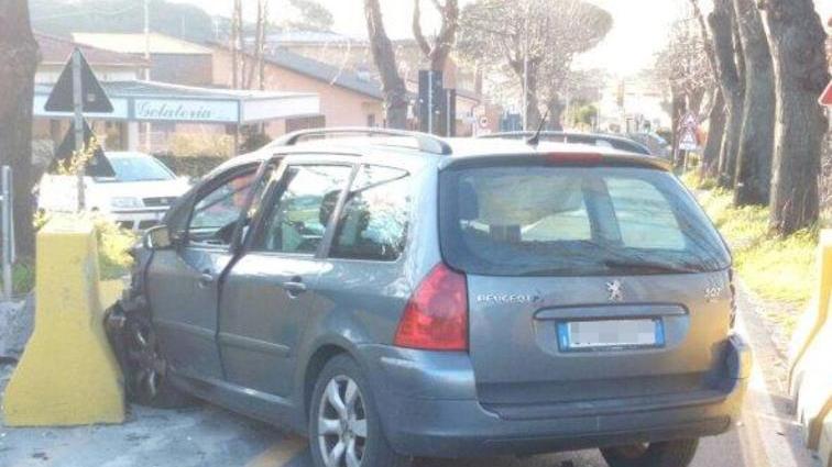 Schianto in auto contro i blocchi prima del ponte