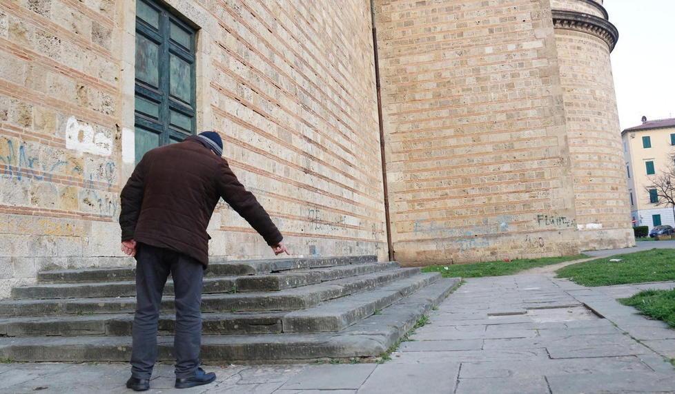 Bambino si punge con una siringa davanti alla chiesa 