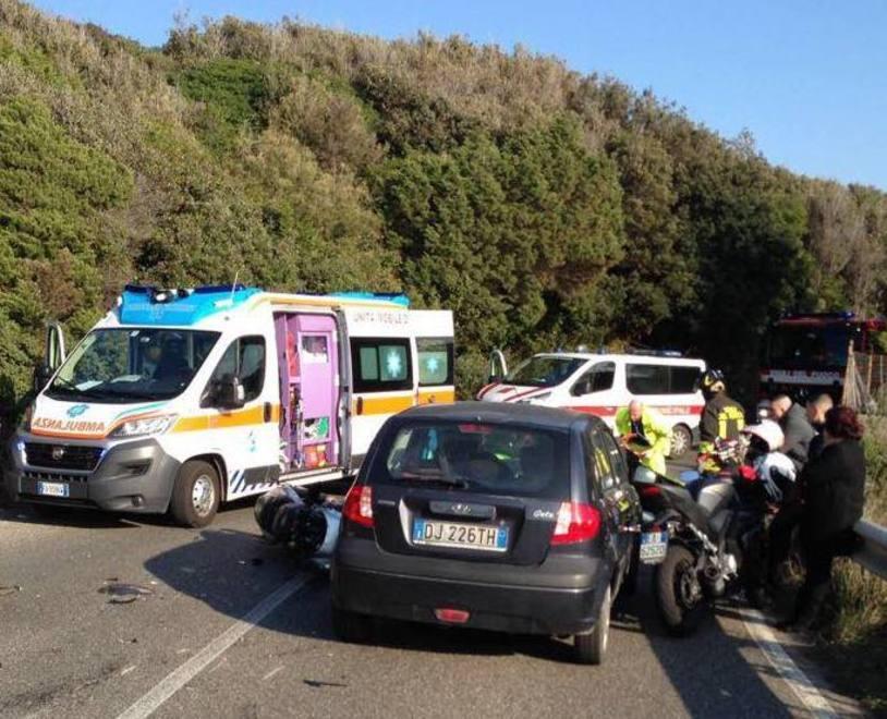 Scontro fra auto e tre moto: 4 feriti 