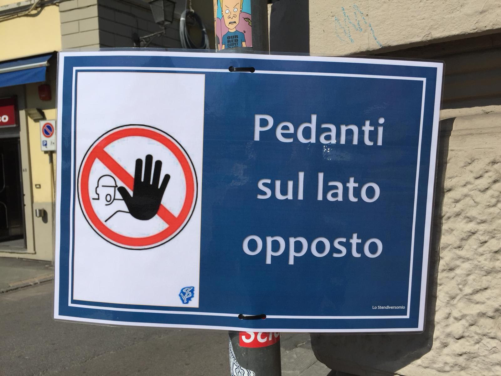 Il cartello apparso all'incrocio tra via Mazzini e piazza San Marco