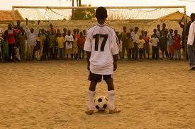Un giovane calciatore africano (foto d'archivio)