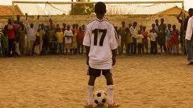 Un giovane calciatore africano (foto d'archivio)