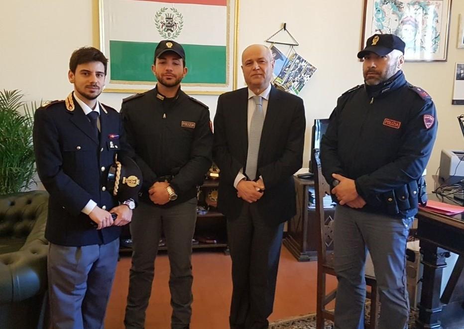Reggio Emilia: tenta il suicidio, salvato dai poliziotti 