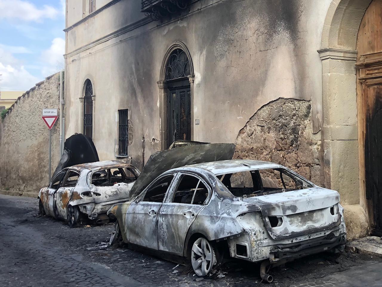Dolianova, in fiamme due auto di proprietà di un impiegato