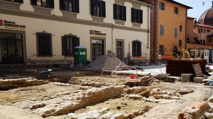 I tratti di costruzioni antiche venuti alla luce durante gli scavi in piazza Spirito Santo (foto Gori)
