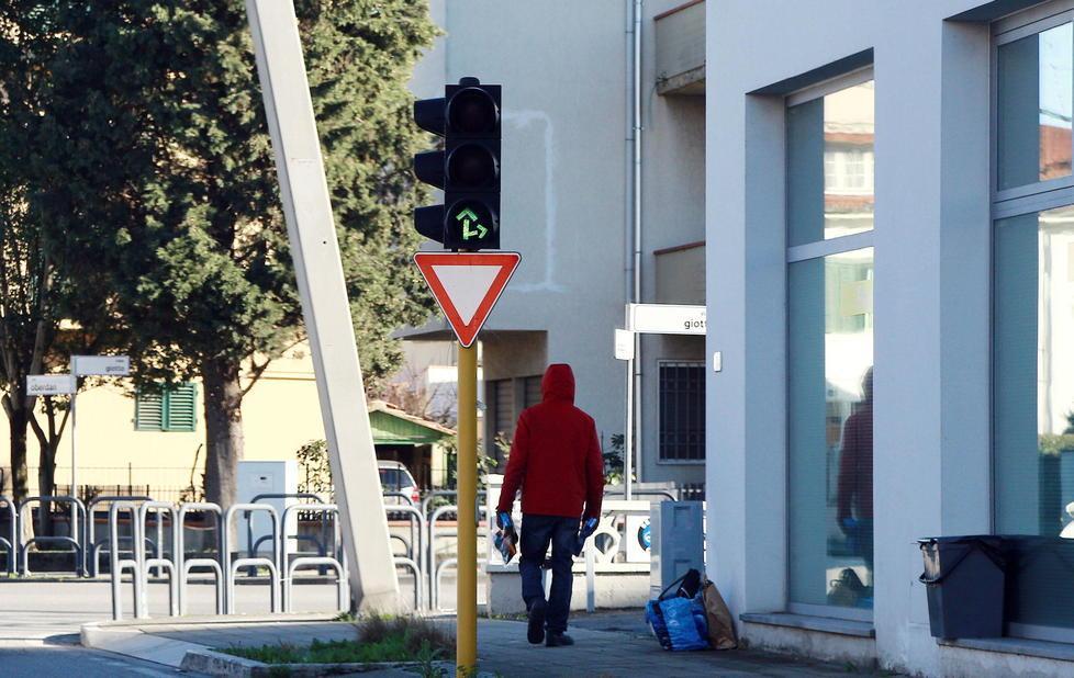 Denunciato un lavavetri per molestie 