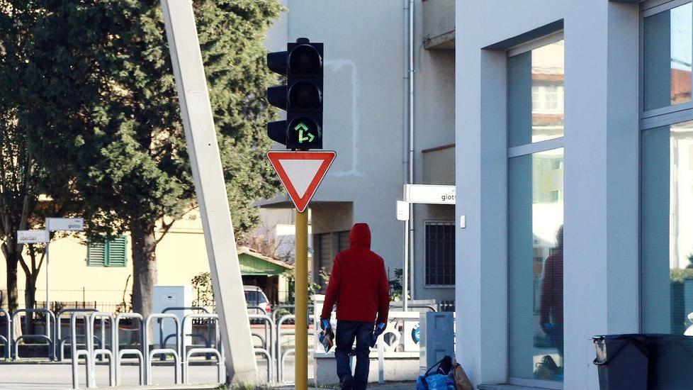 Denunciato un lavavetri per molestie