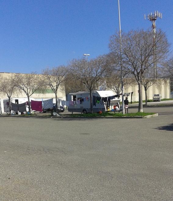 Rom si piazzano in un parcheggio 