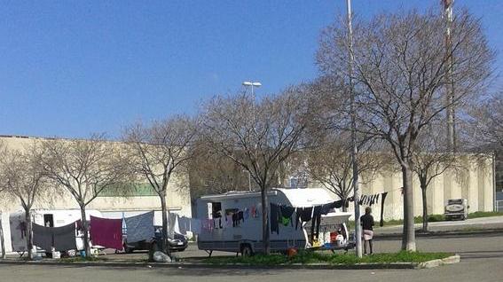 Rom si piazzano in un parcheggio