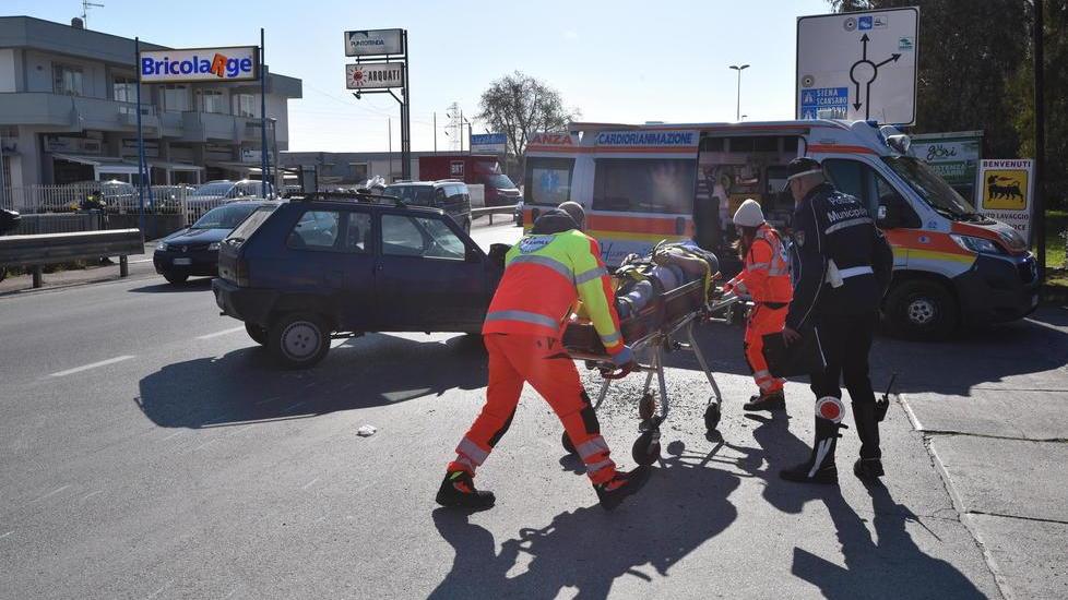 Un ferito nello schianto tra due auto