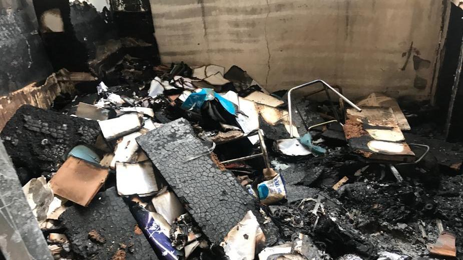 Appiccano il fuoco in una falegnameria