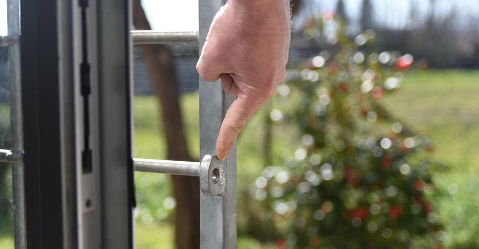 Rapinato in casa dai ladri anziano si rifugia dai vicini 