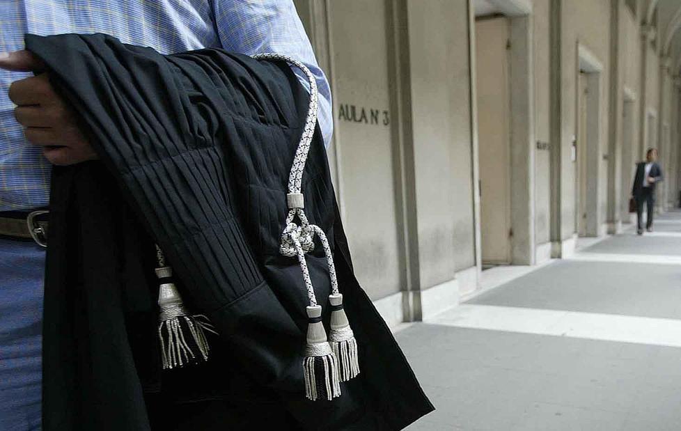 Prima firma dai carabinieri, poi ruba 