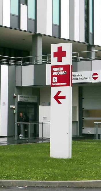 Paziente si infuria e aggredisce medici e infermieri 