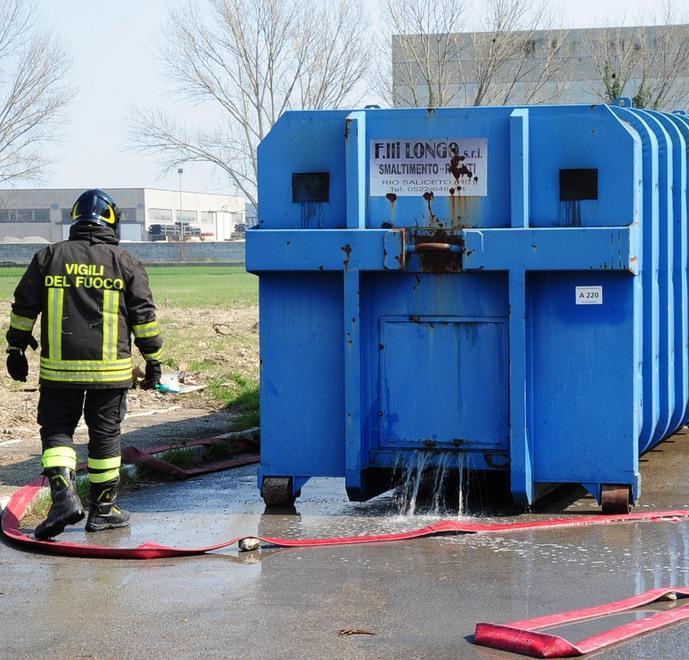 Bomporto, a fuoco il compattatore della Eurospal 