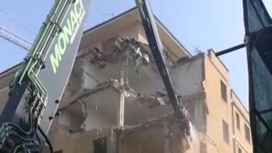 Partita ieri la demolizione del palazzo di via Roma