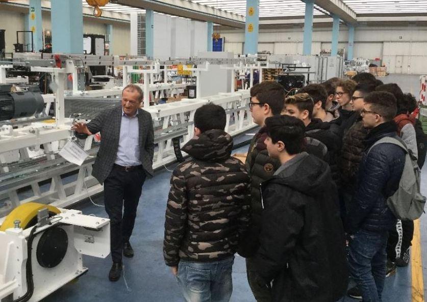 Gli studenti del Volta in visita alla System Logistics 