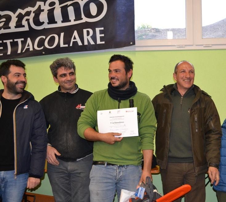 Gli studenti si scoprono abili potatori degli olivi 