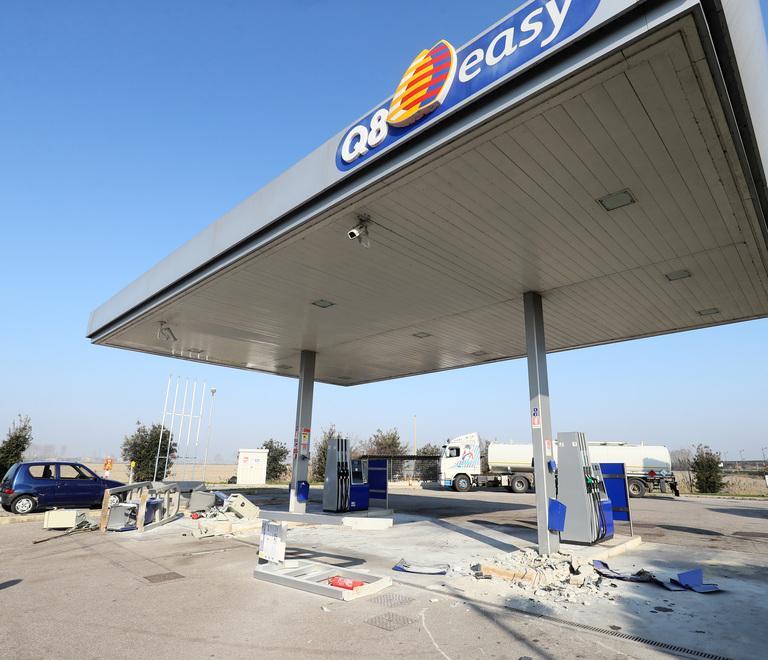 Sradicano le casseforti con il bobcat 