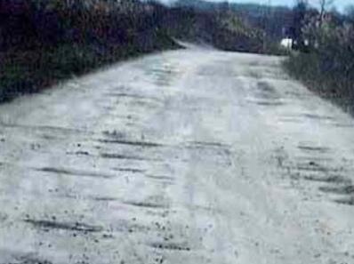 Via Camporanieri, una strada tutta buche 