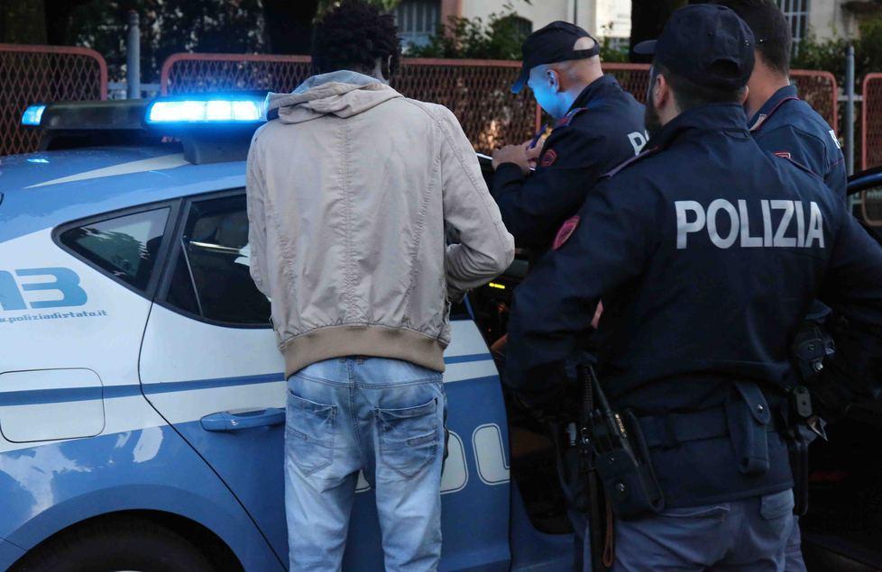 Rissa tra stranieri: «Botte e piatti sulla via» 