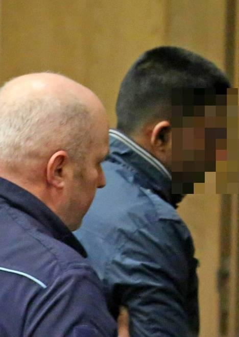 La difesa: «Bimbo consenziente» La famiglia: «Bugia terribile»