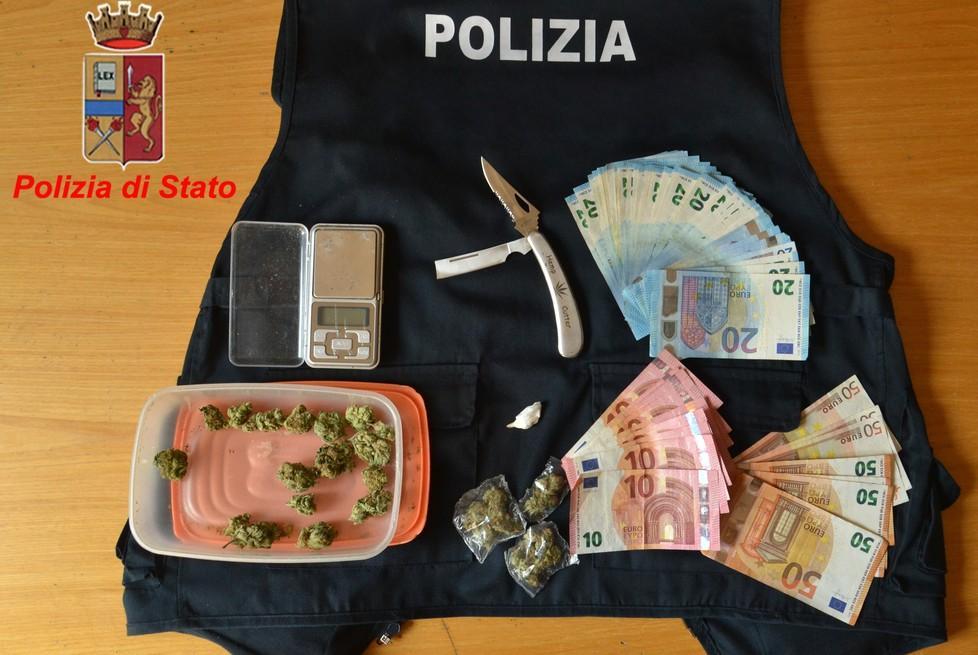 Ai domiciliari per rapina nasconde in casa la droga 