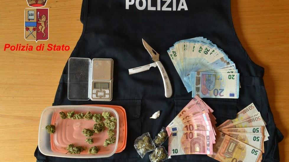 Ai domiciliari per rapina nasconde in casa la droga