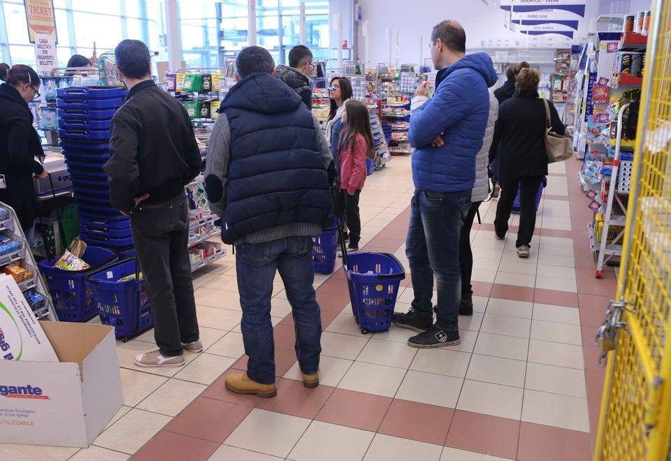 Sindacati: il lavoro festivo non può essere imposto 