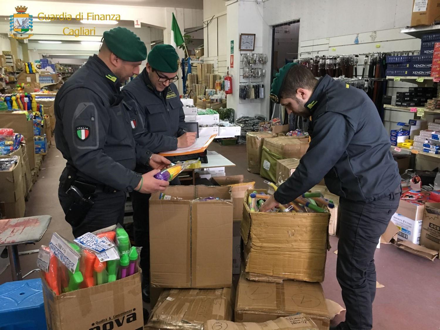 Giocattoli, abiti, cd tutti contraffatti: 76mila pezzi sequestrati
