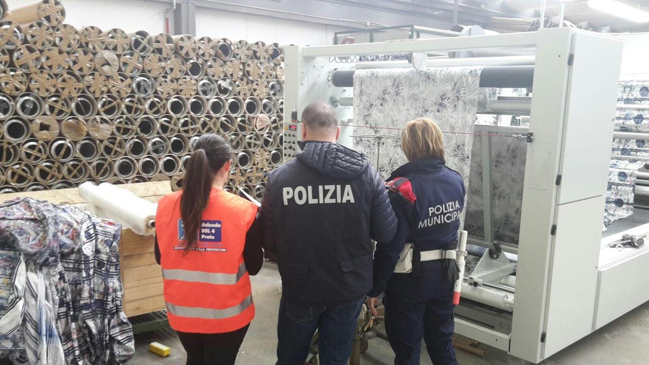 I controlli della squadra interforze nella stamperia cinese